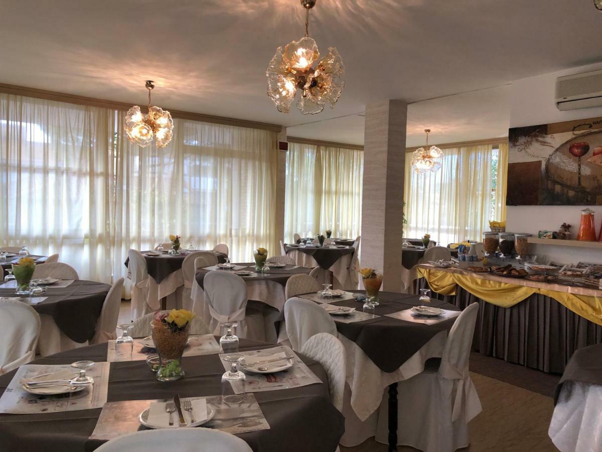 Hotel Fucsia Riccione Dış mekan fotoğraf